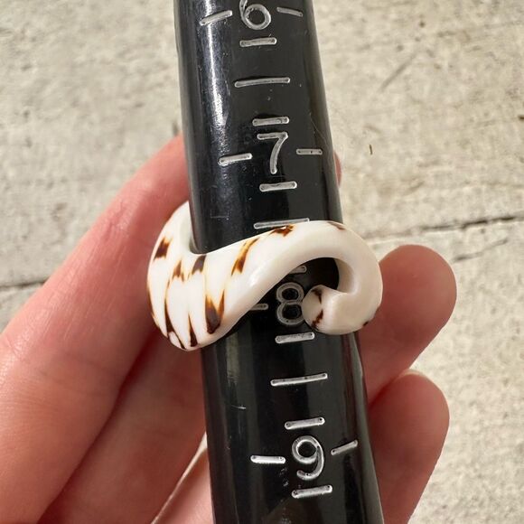 Vintage Chunky Shell And Mother And Pearl Carved Cocktail Ring - Picture 2 of 9